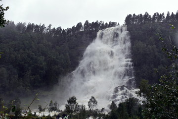  Wodospady średniej wielkości w Norwegii są jedną z atrakcji turystycznych
