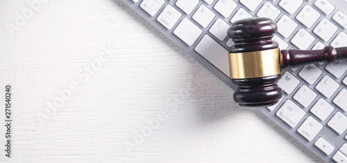 Fotomural Judge gavel with computer keyboard. Concept of internet crime