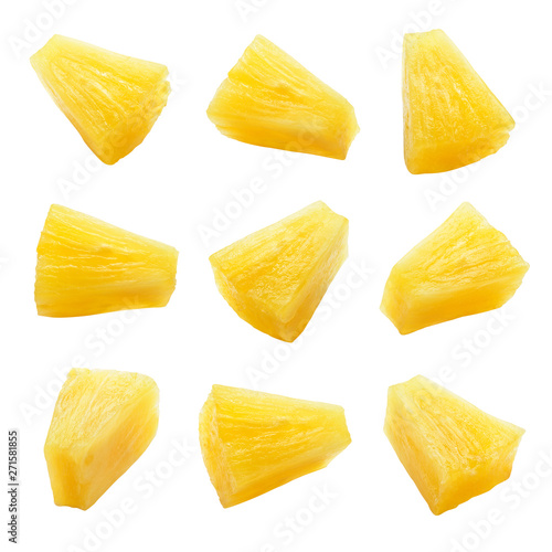 Obraz ananasy  kawalki-ananasa-w-puszkach-plasterki-ananasa-na-bialym-tle-zestaw-kawalkow-ananasa-sciezka-przycinajaca