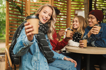 Canvas Print - Group if cheerful multiethnic friends teenagers