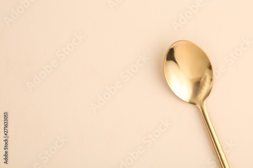 Cuadros en Lienzo Clean tea spoon and space for text on color background, top view