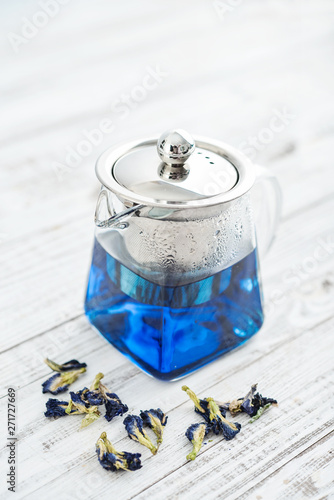 Cuadros en Lienzo Two glass cup of blue Anchan tea with teapot