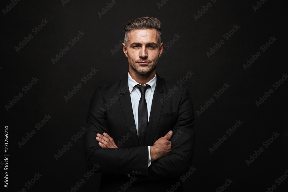 Handsome confident businessman wearing suit - obrazy, fototapety, plakaty 