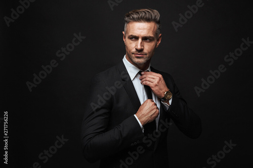 Cuadros en Lienzo Handsome confident businessman wearing suit