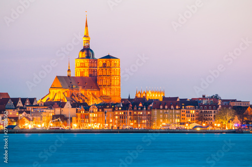 Fotografía  Classic panoramic view of the hanseatic city of Stralsund during blue hour at du