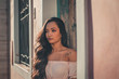 © Fernanda Caroline/Scopio - woman standing on front of door