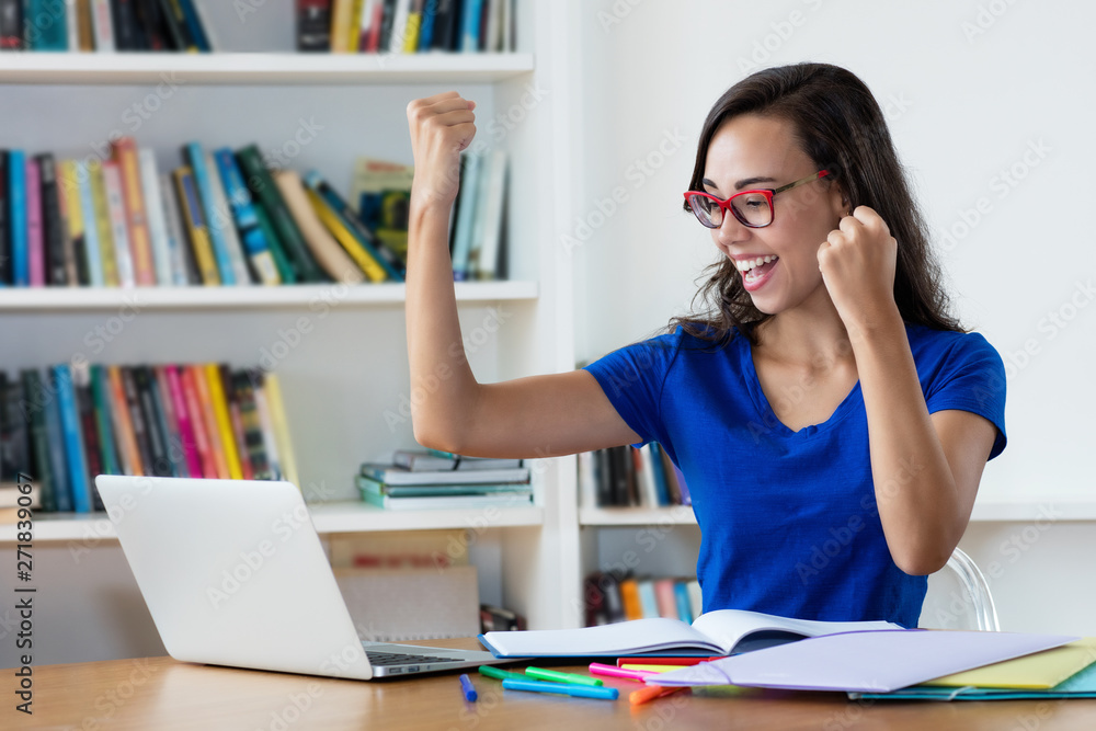 Foto Französische Studentin hat Prüfung bestanden