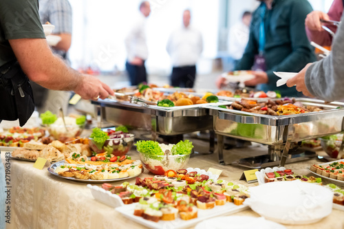 Fotomural Close up of people serving themselves with canapes in buffet of restaurant
