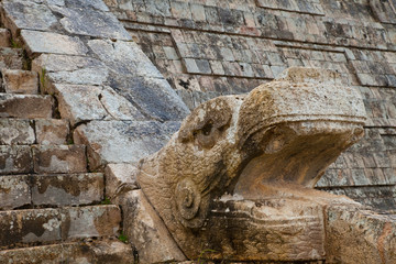 Cabeza Serpiente dios Kukulcán o Quetzalcóatl maya. Pirámide El Castillo. Yacimiento Arqueológico Maya de Chichén Itzá. Estado de Yucatán, Península de Yucatán, México, América