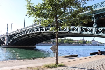 Ville de Lyon - Pont de l'Université sur le fleuve Rhône inauguré en 1903 avec arches métalliques