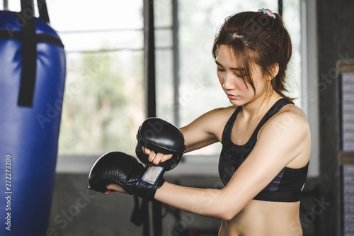 Athlete woman doing kick boxing training Lerretsbilde
