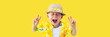 © olga pink - Child in yellow hawaiian shirt and straw hat shouts