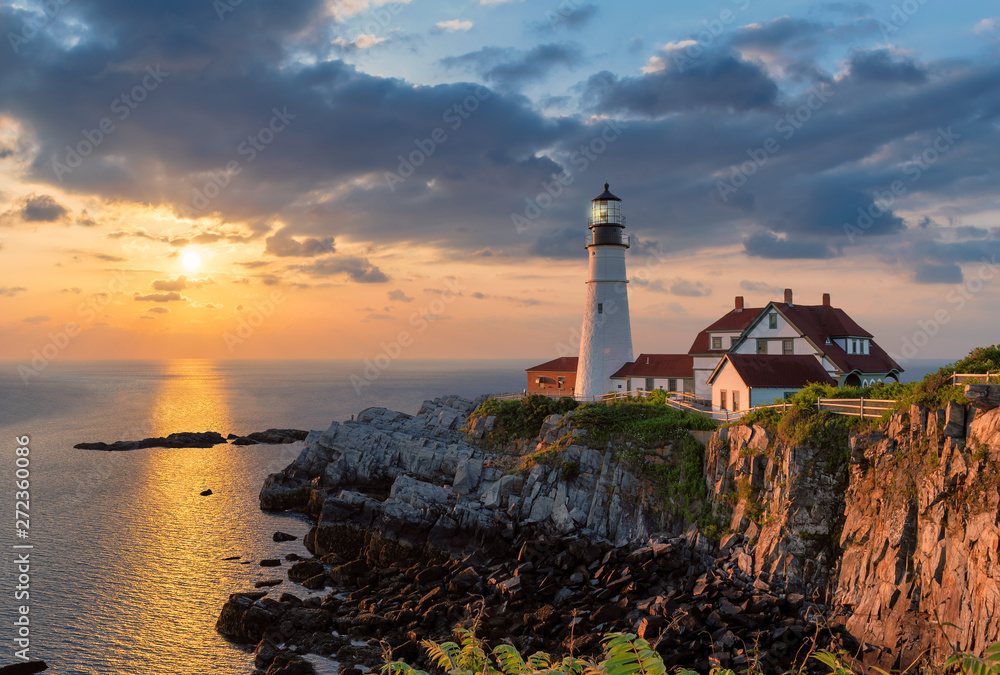 Portland Head Light at sunrise in Maine, New England, USA. - obrazy, fototapety, plakaty 