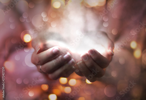 Fotografía magic particles on the palms of a woman, the flow of magical energy emanating from female hands
