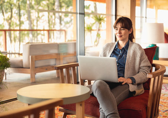 Poster - Woman working on a laptop