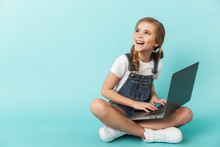 Enfant avec un ordinateur portable Photo stock libre - Public