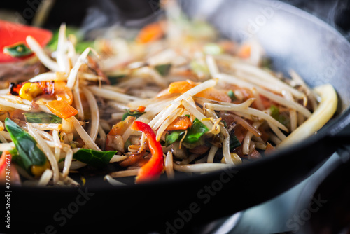 Fotografía Process of cooking of sweet and crunchy stir fry with beansprouts in the wok, Ma
