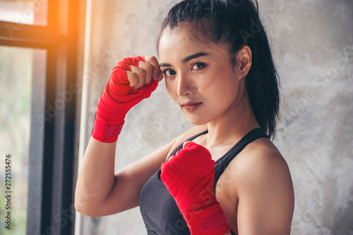 Cuadros en Lienzo Fit Female strap on her wrist and exercise hard to strengthen muscle