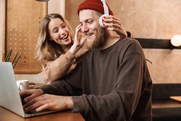 Poster - Happy young couple spending time at the cafe