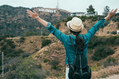 asian woman backpacker love freedom carefree hugging nature while hiking in hollywood hills enjoy fresh air Fototapete