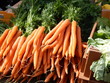 Frische Karotten am Gemüsestand auf dem Wochenmarkt im Sommer, Nahaufnahme