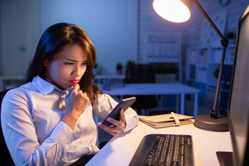 Canvas Print - business woman use smart phone