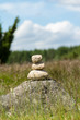 Kunstvoll gestapelte Steine in einer schönen Landschaft im Sommer