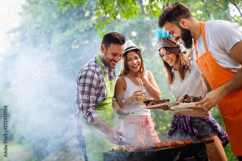 Fotografía Friends making barbecue and having lunch in the nature