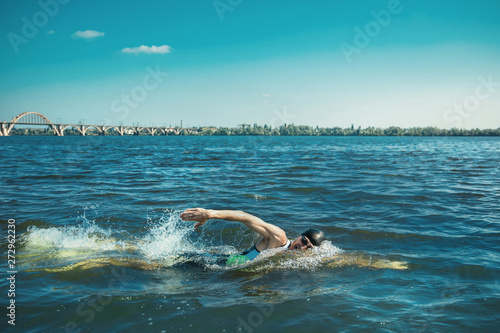 Dekoracja na wymiar  profesjonalne-plywanie-triathlonisty-w-wodach-otwartych-rzeki-mezczyzna-noszacy-sprzet-do-plywania-cwiczacy