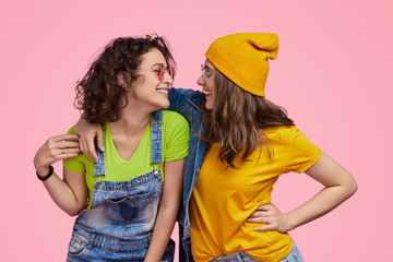 Wall Mural - best friends looking at each other