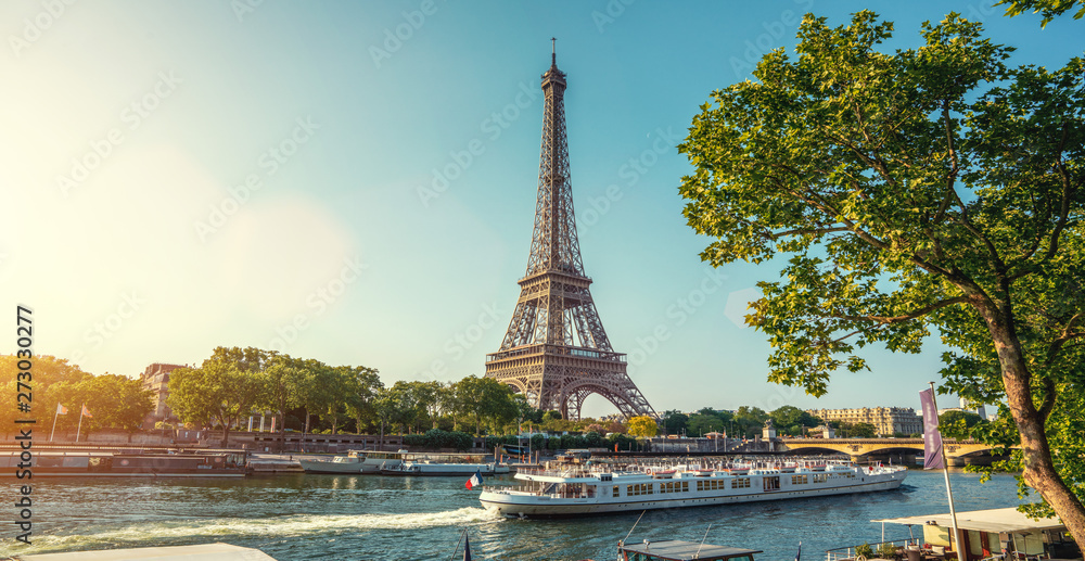 The eifel tower in Paris from a tiny street - obrazy, fototapety, plakaty 