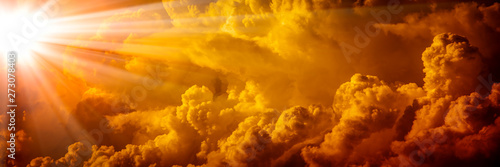 Fotografía Bright Sunlight Shining Through Orange Clouds