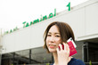 © y.tanaka - 空港ターミナルで電話をする女性