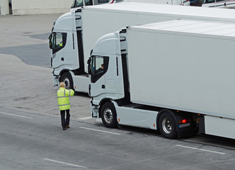 zwei LKW bei Kontrolle