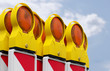 Baustelle Sperre Symbolbild - Viele Warnbaken mit Baustellenleuchte Gehäuse gelb - Glas orange - Hintergrund Himmel mit Wolken