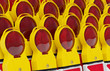 Baustelle Sperre Symbolbild - Viele Warnbaken mit Signallicht Gehäuse gelb - Glas rot - von links aufgenommen