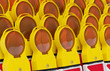 Baustelle Sperre Symbolbild - Viele Warnbaken mit Signallicht Gehäuse gelb - Glas orange - von links aufgenommen