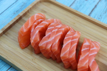 Sticker - Sashimi saumon sur un plateau en bois