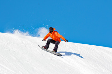 Fototapete - Snowboarder in azione su pista con neve fresca 