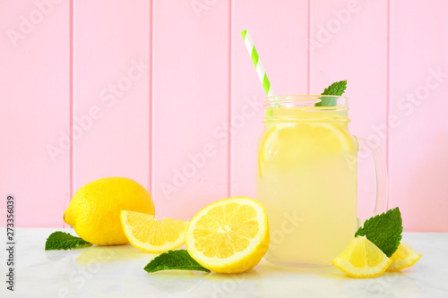 Fotografía Homemade lemonade in a mason jar glass with lemons