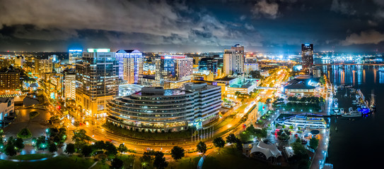 Fototapete - Aerial panorama of Norfolk Virginia by night. Norfolk is the second-most populous city in Virginia after neighboring Virginia Beach and the host of the largest navy base in the world.