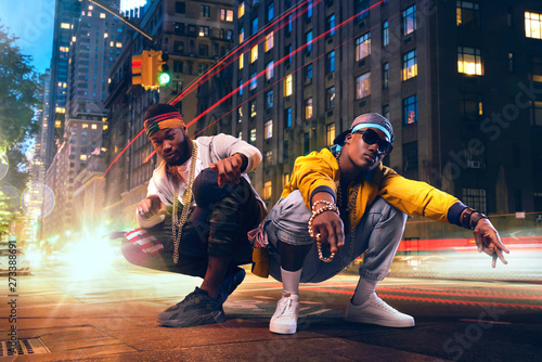 Obrazy Hip Hop  dwoch-czarnych-raperow-tanczacych-na-miejskiej-ulicy