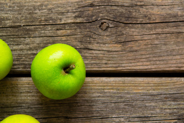 Canvas Print - green apples on old wooden background