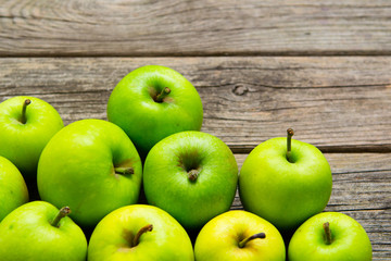 Canvas Print - green apples on old wooden background