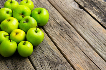 Canvas Print - green apples on old wooden background