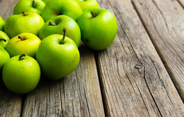 Canvas Print - green apples on old wooden background