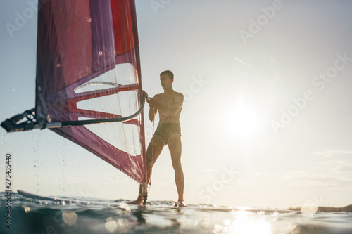Dekoracja na wymiar  mlody-windsurfer-lapie-wiatr-na-desce-windsurfingowej