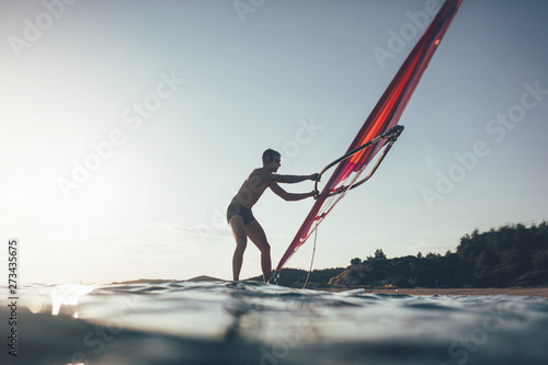 Dekoracja na wymiar  sylwetka-surfera-balansujacego-na-desce-windsurfingowej