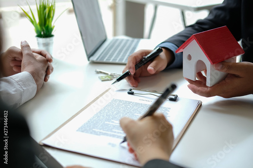 Fotografia  couple buying renting house signing mortgage contract agreement with realtor real estate agent