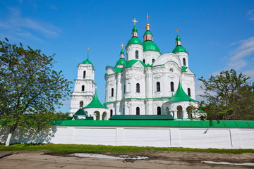 Wall Mural - Beautiful white green-domed orthodox church in Ukrainian town of Kozelets